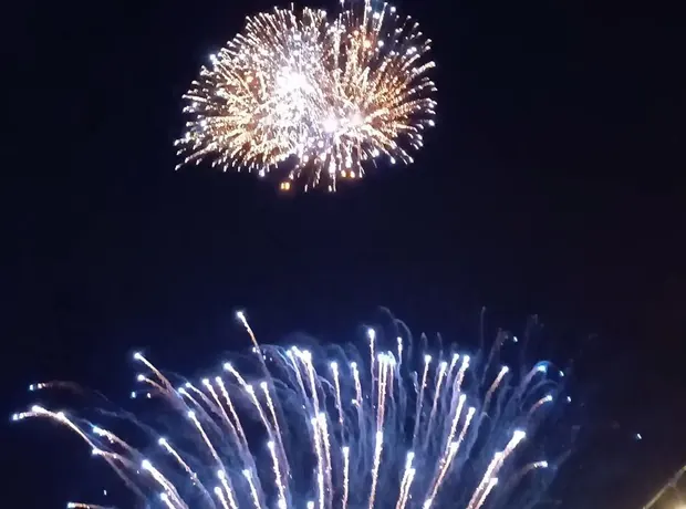 Fuegos artificiales con luces decorativas